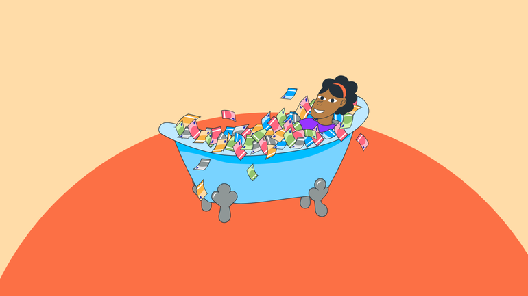 Frau in Badewanne mit Geld