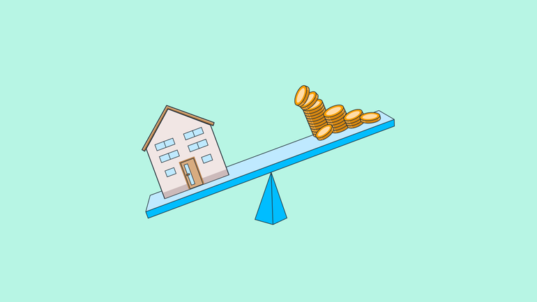 Waage mit Geld und Haus