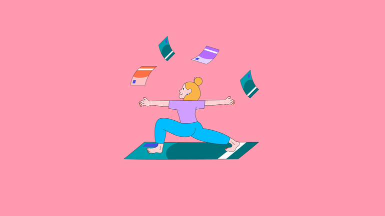 Frau auf Yogamatte mit Geld