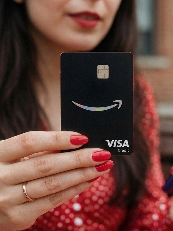 frau hat amazon visa karte in der hand