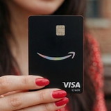 frau hat amazon visa karte in der hand