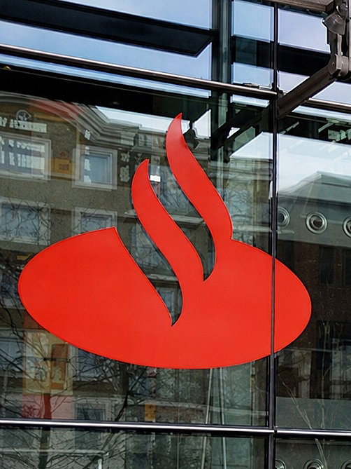 santander logo an glaswand
