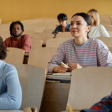 Gruppe von Studierenden hört in einer Vorlesung zu