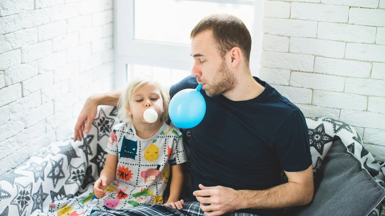 Vater und Tochter pusten Ballon auf