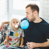 Vater und Tochter pusten Ballon auf