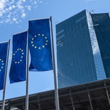 EZB Gebäude mit Europa Fahnen
