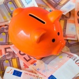 sparschwein auf 50 euro scheinen