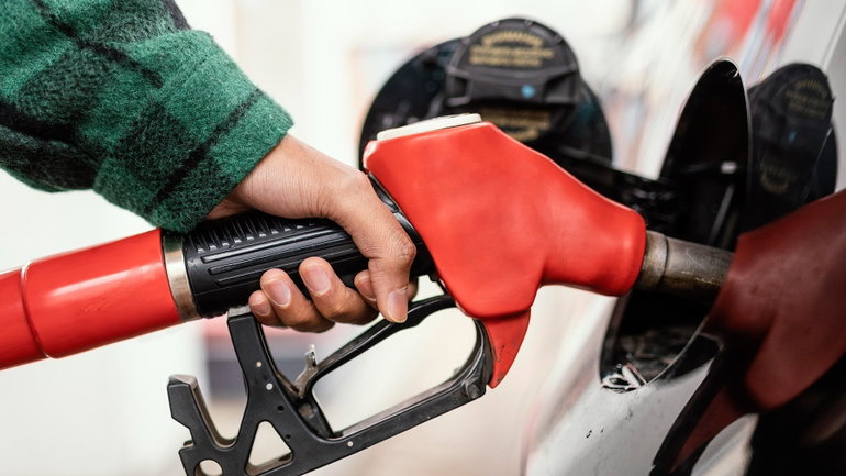 mann tank an tankstelle