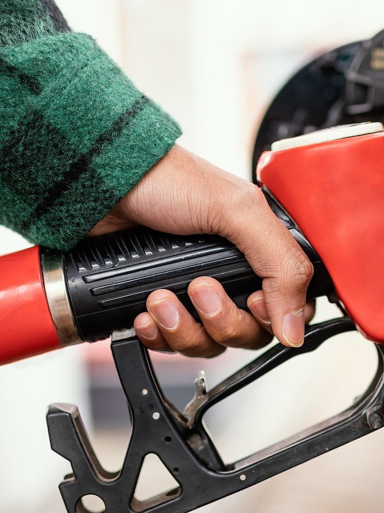 mann tank an tankstelle