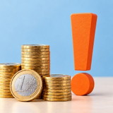 Advanzia Logo und Euro-Münzen mit Zinssatz und Ausrufezeichen