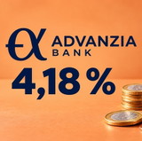 advanzia logo und zinssatz neben münzstapel auf orangem hintergrund