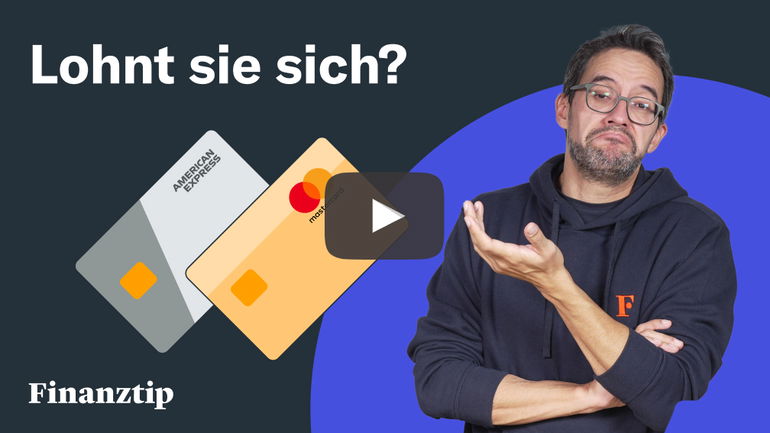 Saidi mit Kreditkarten und Schriftzug