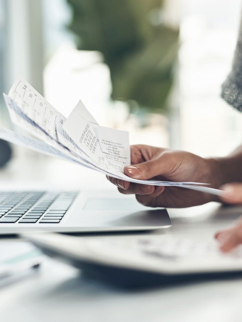 Handy, Internet und Co. als Werbungskosten absetzen – so holst Du Dir Geld zurück!