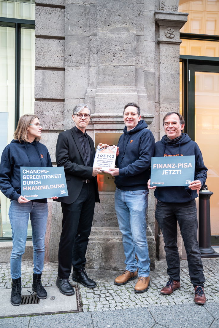 Finanztip_Petition_Uebergabe_Berlin_Reichmann