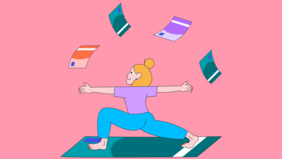 Frau macht auf Geldscheinmatte Yoga mit fliegendern Geldscheinen über ihr