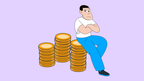 Mann sitzt auf Geldmünzen
