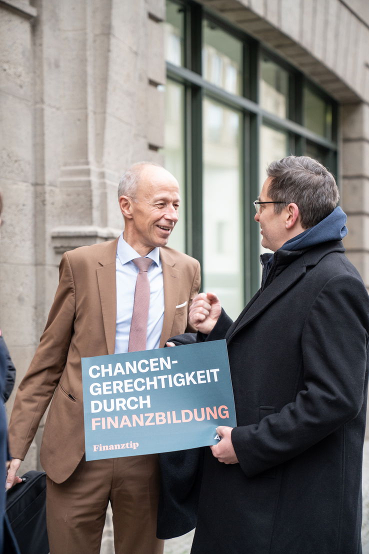 Finanztip_Petition_Uebergabe_Berlin_Schwarz