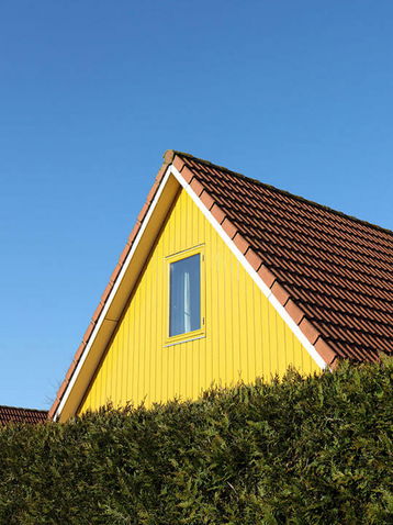 Einfamilienwohnhaus hinter einer Hecke