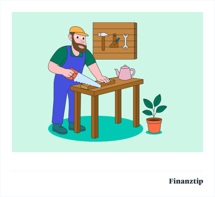 Craftsman illustration Ein Mann mit Bart, Helm und blauer Latzhose sägt Holz an einem Tisch. Auf dem Tisch steht eine Teekanne, daneben eine Topfpflanze. An der Wand hängt ein Werkzeugbrett mit Hammer, Schraubenzieher und Schraubenschlüssel. Es handelt sich um eine Illustration Craftsman