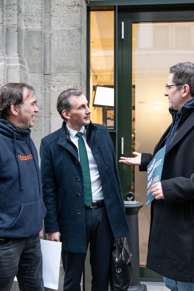 Finanztip_Petition_Uebergabe_Berlin_Riedel