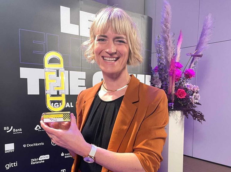 Dana von Finnaztip mit Award in der Hand