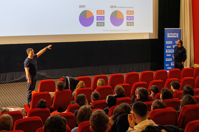 Saidi und Emil bei Vortrag im Kino
